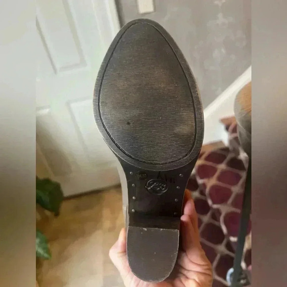 Lucky Brand Embrleigh boot. Worn once. Very good condition size 7. Leather taupe - Picture 7 of 15